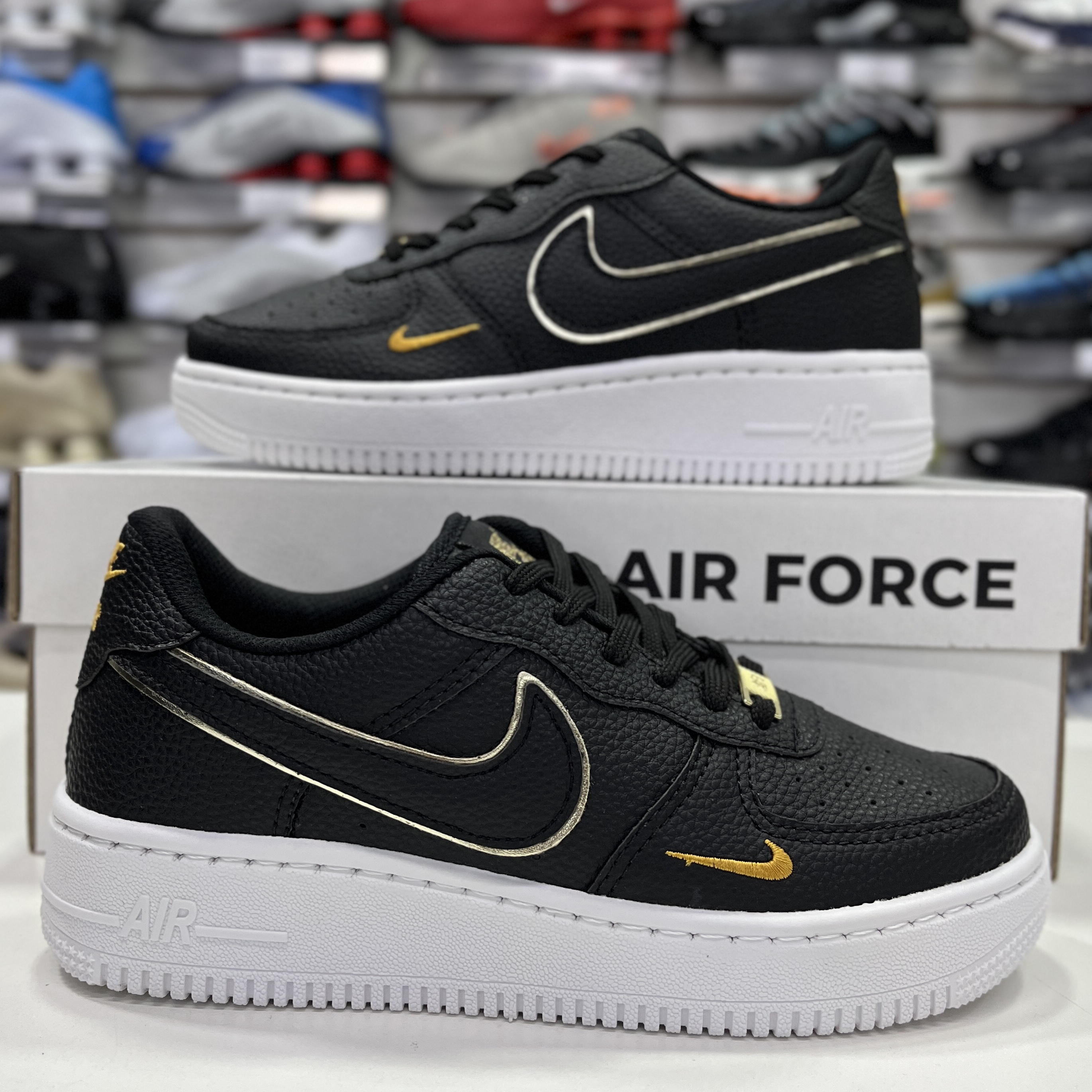 Tênis Nike Air Force - Feminino - Branco com Detalhe Dourado - Vai